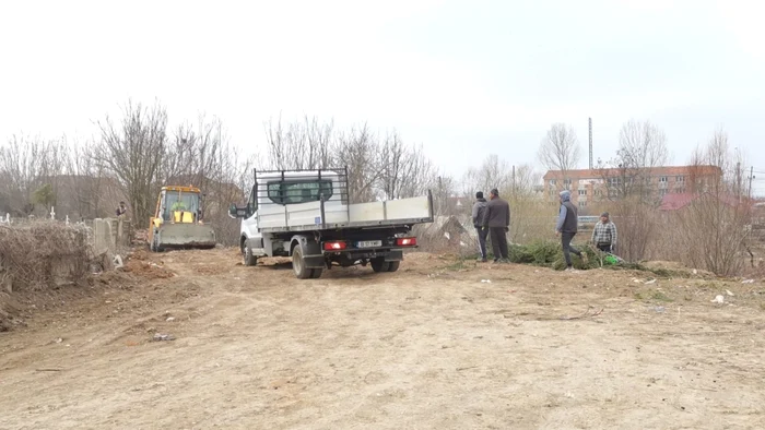 gunoaie la marginea cimitirului strehareţ din slatina - foto alina mitran