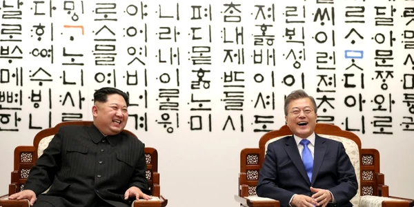 Liderul nord-coreean Kim Jong Un (D) şi preşedintele sud-coreean Moon Jae-in discută în timpul summitului inter-coreean din Panmunjom Coreea de Sud FOTO Guliver / Getty Images / Korea Summit Press