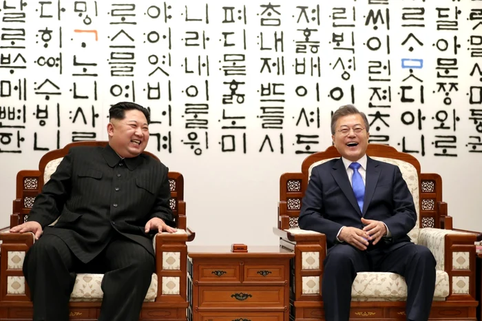 Liderul nord-coreean Kim Jong-un (stânga) şi preşedintele sud-coreean Moon Jae-in în cadrul unei reuniuni anterioare FOTO EPA