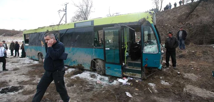 Autobuzul răsturnat