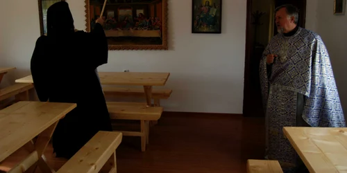 Preotul Dinu (dreapta) a continut slujba