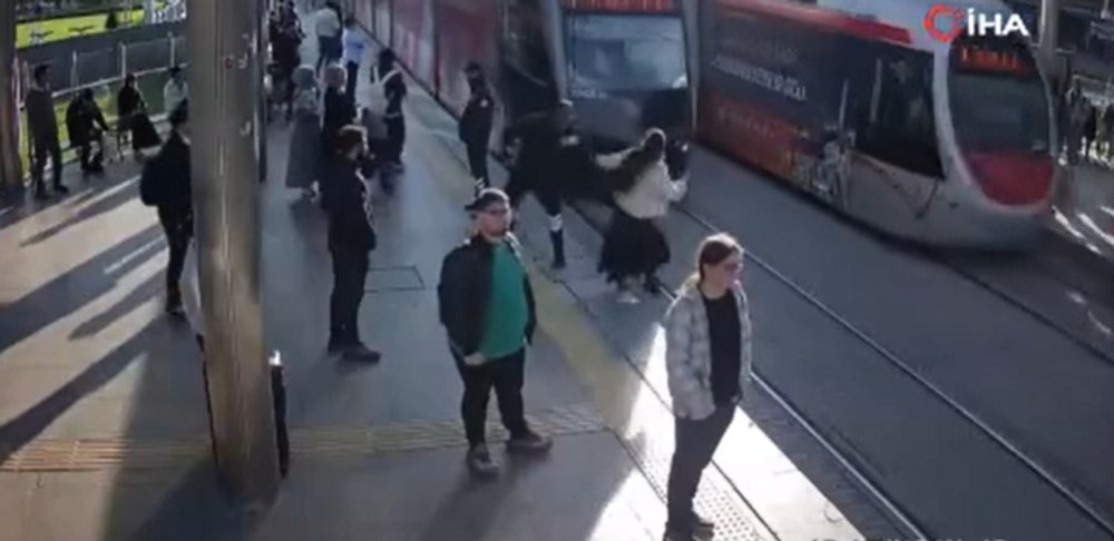 Momentul în care un agent de pază salvează în ultima secundă o femeie din fața tramvaiului