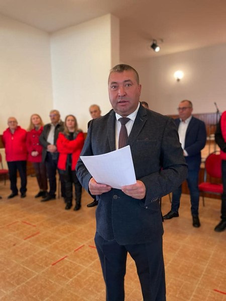Anchetă a poliției după ce un edil a fost reclamat că a săpat un șanț cu miniexcavatorul primăriei pentru doi localnici