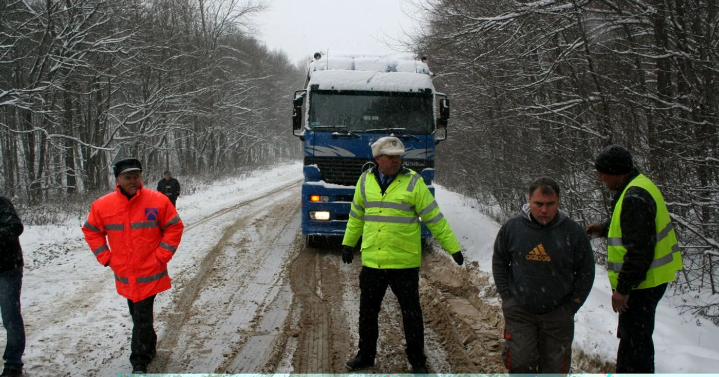 Drumarii au deszăpezit toate drumurile blocate de viscol 