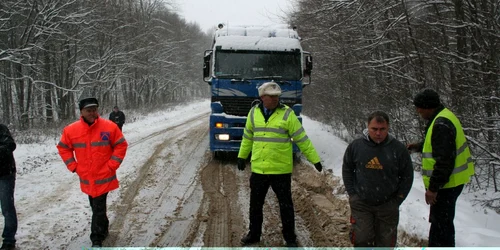 Drumarii au deszăpezit toate drumurile blocate de viscol 