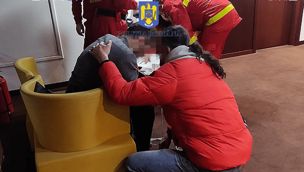 Un turist a vrut să se sinucidă de Crăciun, la Brașov. A amenințat că se aruncă de la etajul camerei de hotel VIDEO
