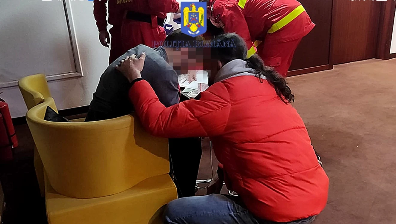 Un bărbat a amenințat că se aruncă de la fereastra unui hotel din Brașov FOTO Poliția Română