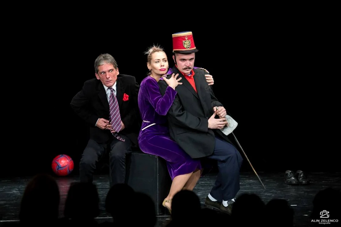 Marko Adzici într-o reprzentaţie pe scena Teatrului Merlin FOTO Alin Zelenco