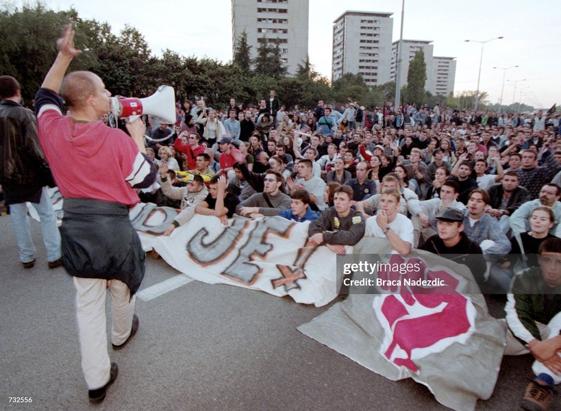 Cum au schimbat tinerii istoria modernă a Serbiei. Revoluțiile studenților de la „Jos burghezia roșie” la „Gotov je!”