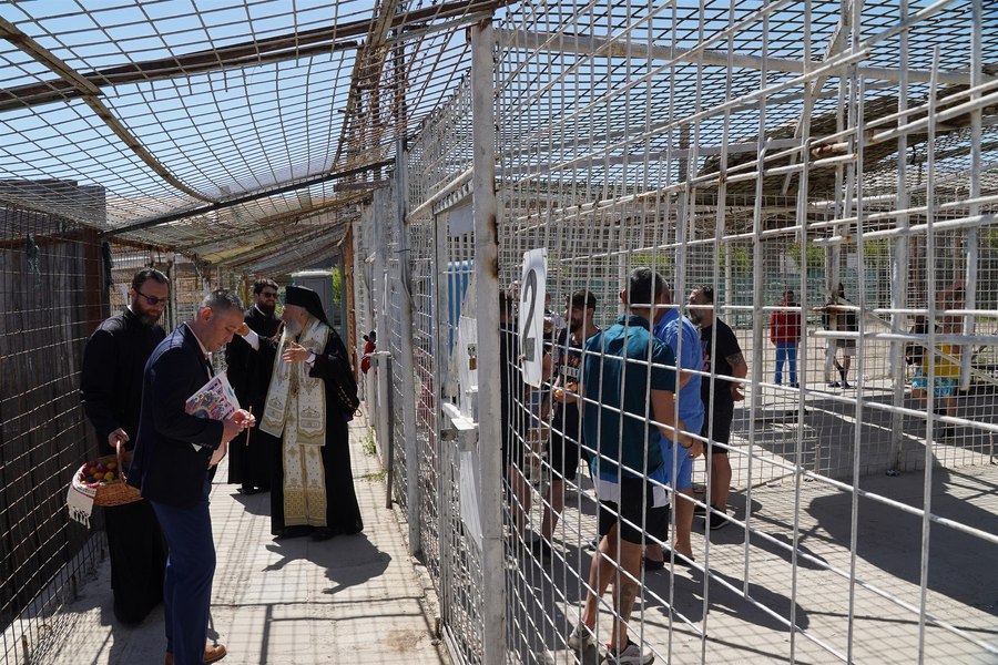 Imagini inedite cu arhiepiscopul Dunării de Jos în penitenciarul de maximă siguranță Galați. A ciocnit ouă roșii cu deținuții FOTO