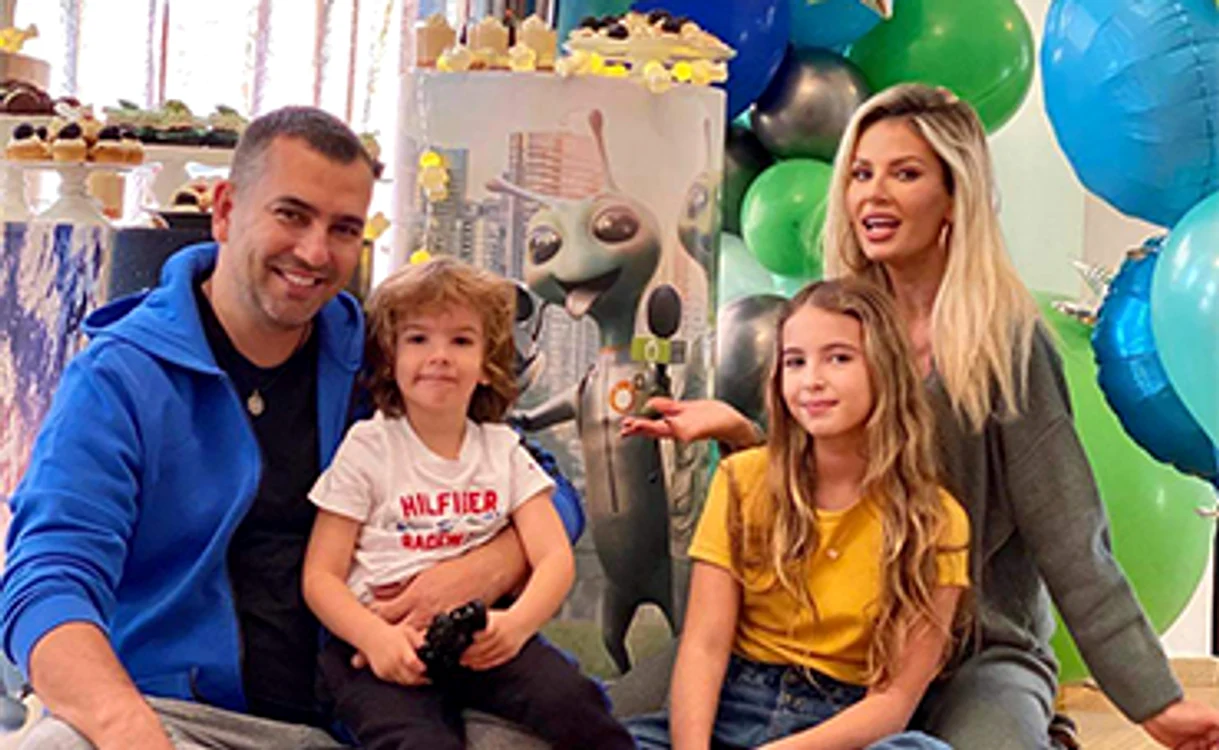 
    Ce familie frumoasă are Andreea Bănică!  