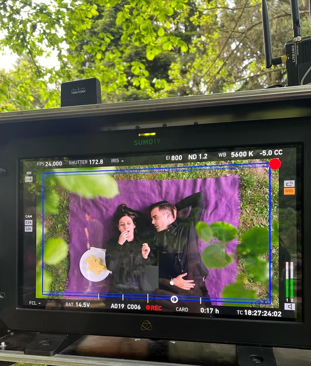 Îndrăgostiții din film sunt interpretați de actorii Ada Galeș și Răzvan Bănică