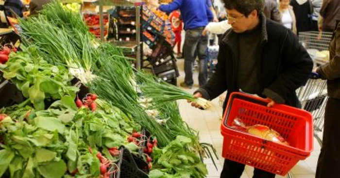 Bătrânii au găsit zarzavaturile mai ieftine în supermarket decât în piaţă