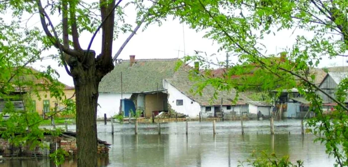 Bani şi ajutoare pentru gălăţenii afectaţi de inundaţii FOTO Adevărul