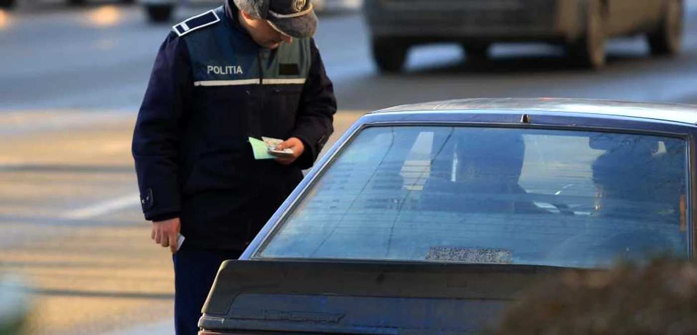 Şoferul grăbit s-a ales cu dosar penal pentru că a condus fără permis
