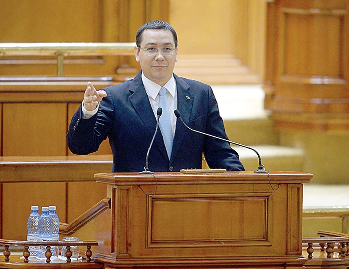 Victor Ponta, după respingerea moţiunii: „Avem guvern, avem majoritate, mergem mai departe”Foto: Mediafax