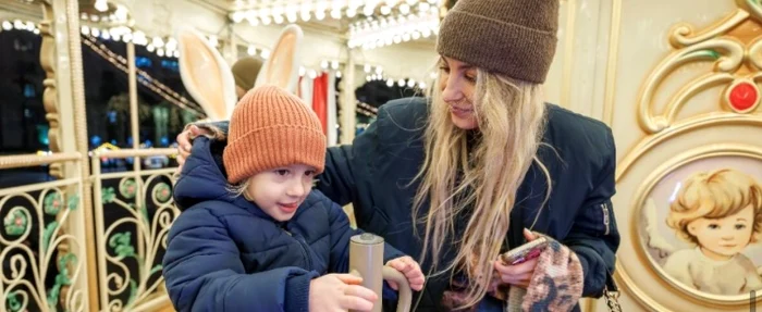 Flavia Mihășan și băiețelul ei, la târg foto: Yolo Media