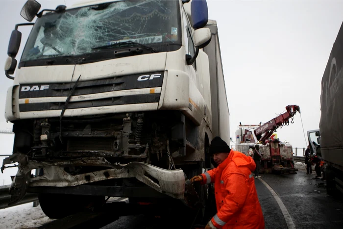 Doi oameni şi-au pierdut viaţa după ce o cisternă a lovit un camion ce transporta stupi cu albine (foto: arhivă)