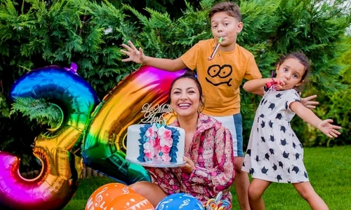 Andra, alături de Eva și David, ține în mână un tort ornat cu trandafiri roz jpeg