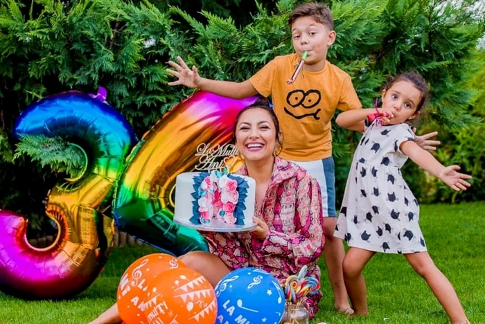 Andra, alături de Eva și David, ține în mână un tort ornat cu trandafiri roz