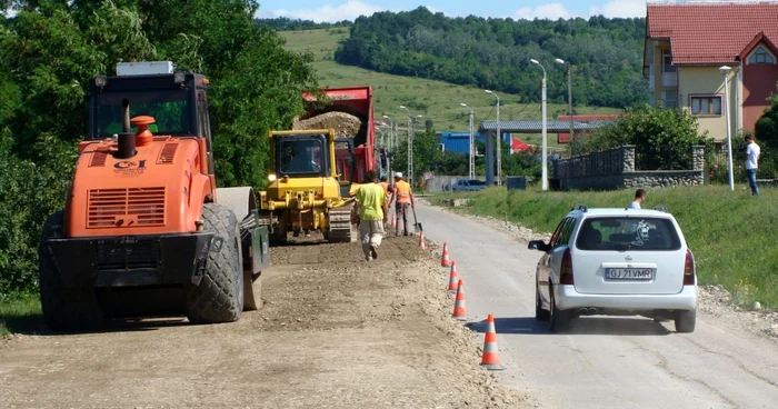Furnizorii de utilităţi care sparg drumurile dâmboviţene, obligaţi să plătească o taxă Consiliului Judeţean