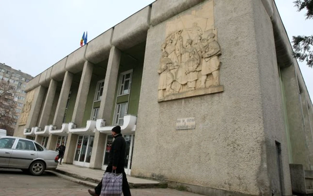 Basorelieful de pe faţada Casei de Cultură a Sindicatelor aduce aminte de perioada comunistă