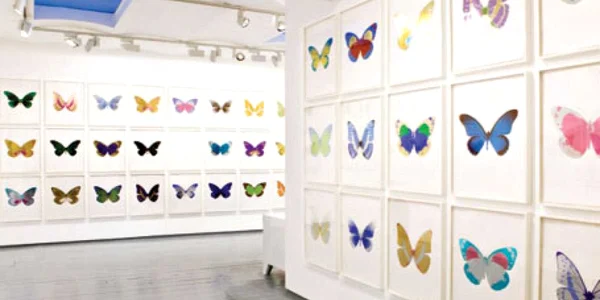 Damien Hirst a transformat galeria într-un insectar cu fluturi pictaţi în sute de culori