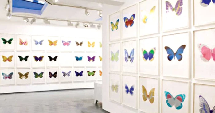 Damien Hirst a transformat galeria într-un insectar cu fluturi pictaţi în sute de culori