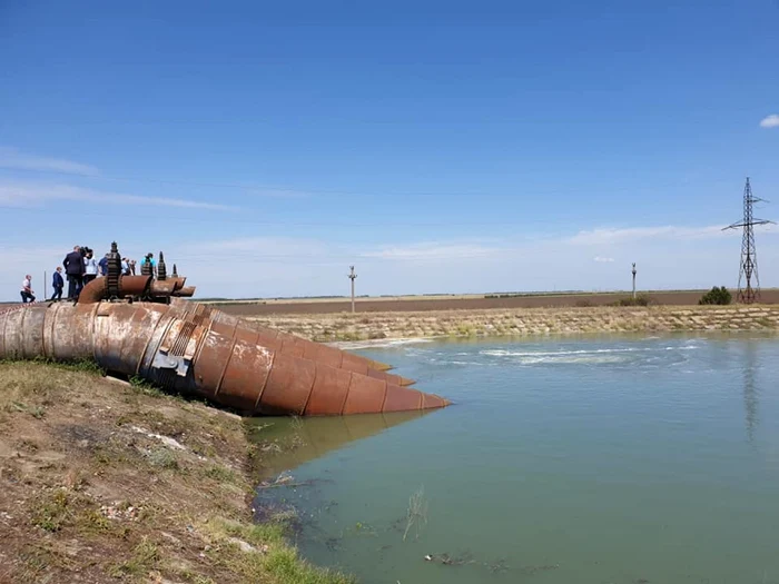 Unul din canalele de irigaţii de la Dor Mărunt, inspectat de Emil Dumitru, secretar de stat în Ministerul Agriculturii FOTO Facebook/Ion Iacomi