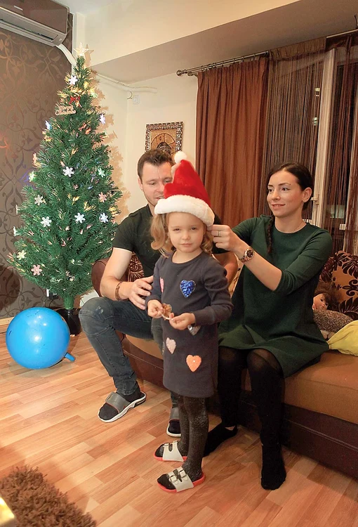 Cristina, Marius și Raisa se pregătesc pentru venirea lui Moș Crăciun