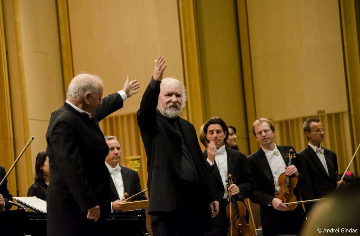Pianistul Radu Lupu (centru)