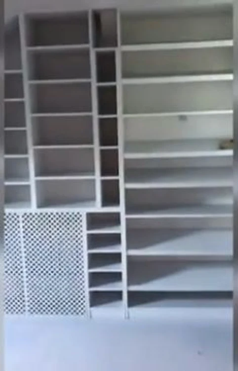 Brigitte a filmat rafturile goale, după ce și-a împachetat toate hainele