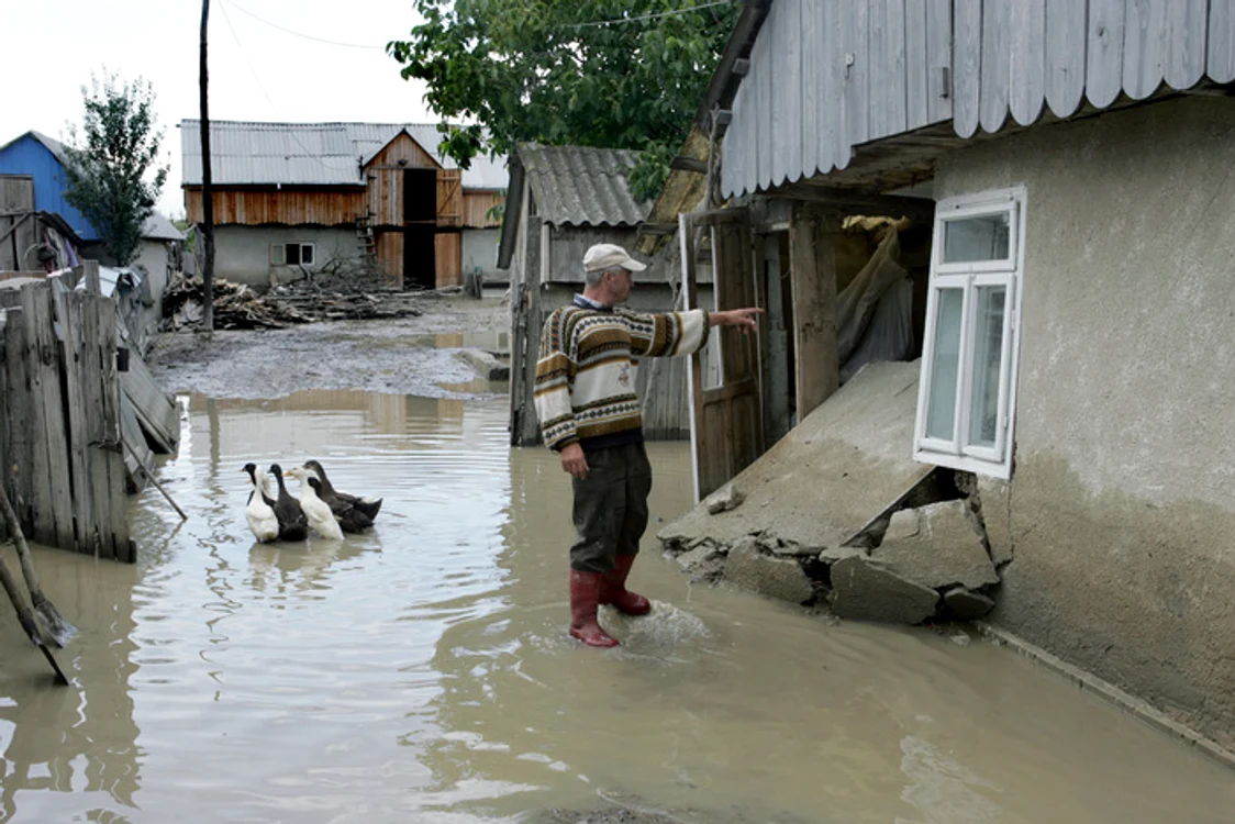 
    Inundațiile distrug cele mai multe case în România  