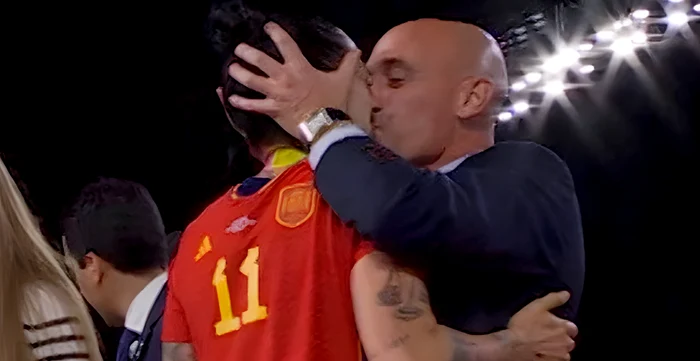 Momentul în care Luis Rubiales o sărută pe Hermoso. Captură TV