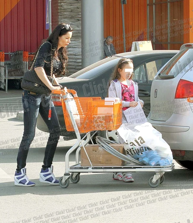 
    Brigitte şi fetiţa ei au umplut  coşul cu diverse corpuri  de iluminat grădina (Fotografii: Alex Muscaliu)  