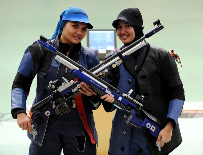 Mediafax | Nur Suryani (dreapta), record înaintea de Olimpiadă