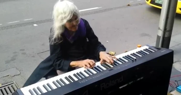 Femeia de 79 de ani e pasionată de pian de micăFoto: Captură Youtube