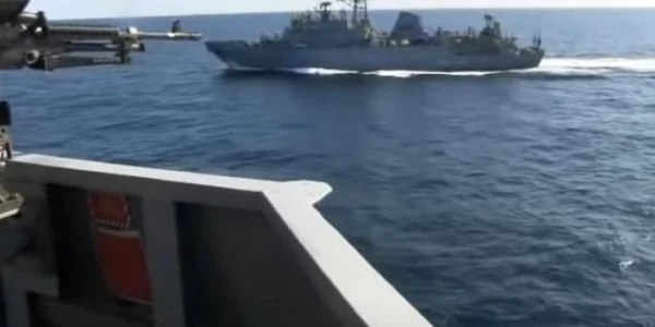 Nava americana si nava ruseasca la un pas de coliziune in Marea Arabiei Captura YouTube