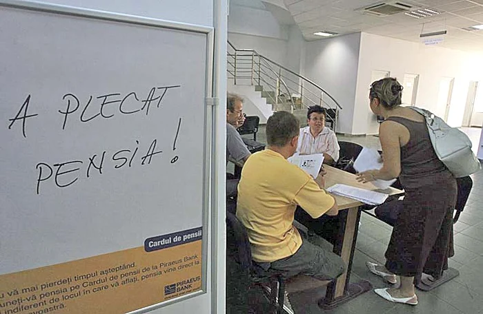 Vila are piscină  interioară, dotată  cu şezlonguri 