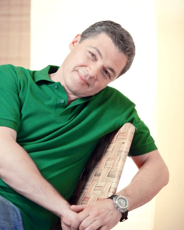 Adrian Păduraru pe scaun, într-un tricou verde - sursa Cinemagia