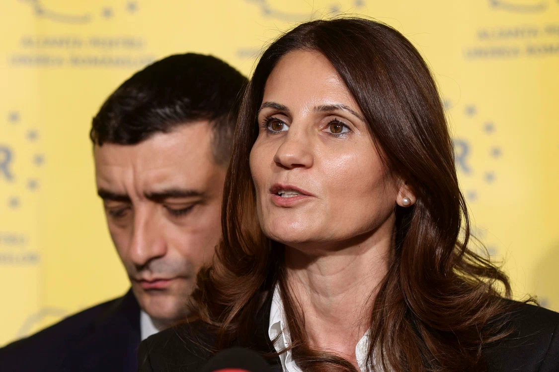 Anca Alexandrescu și George Simion, în fața membrilor AUR FOTO Inquam / Octav Ganea