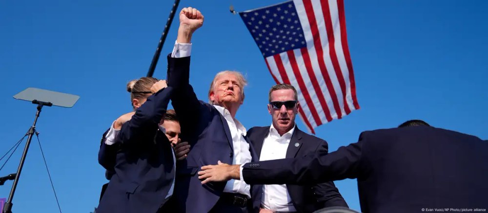 Donald Trump și pumnul ridicat