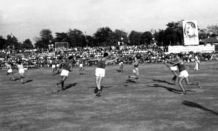 Meci de baschet pe stadionul Tineretului din Bucureşti, în cadrul competiţiei "Cupa Unităţii Tineretului" (1948) - FOTO: arhiva istorică Agerpres