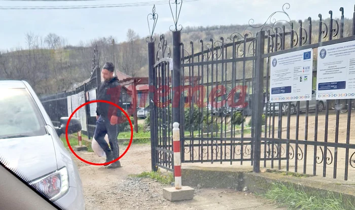 Momentul în care un cumpărător pleacă cu un miel sacrificat din curtea primăriei FOTO Vremea Nouă