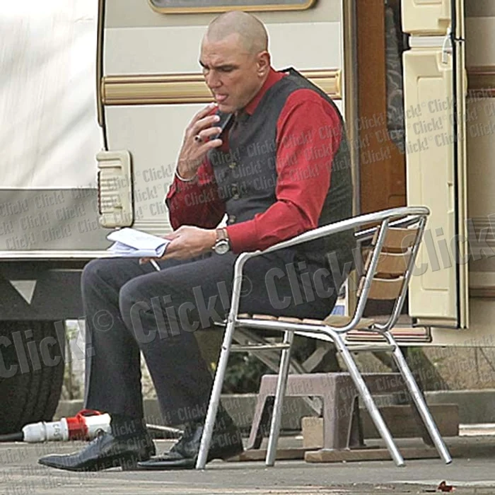 
    Vinnie Jones (48 de ani) îşi repetă de zor scena  pe care urma să o  filmeze în Herăstrău (fotografii: Mihai Ionescu)  