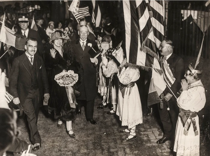 5 Regina Maria primită de comunitatea românească din Philadelphia jpg