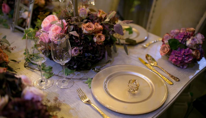 Trandafirii asigură întotdeauna un decor de poveste pentru masa de sărbătoareFotografii: Flori cu Fitze