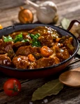 Tocanita de vitel cu bere  Sursa foto shutterstock 512243932 jpg