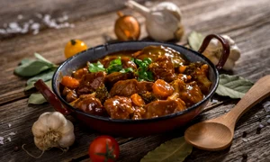 Tocanita de vitel cu bere  Sursa foto shutterstock 512243932 jpg