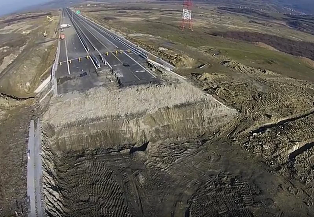 
    Autostrada s-a surpat în 2015 și a fost demolată, pe o porțiune de 200 de metri, pentru ca mai apoi să fie refăcută    